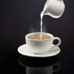 Aké mlieko je do kávy lepšie? Kravské alebo rastlinné?