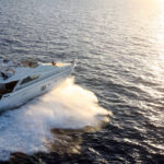 Luxusná jachta pripravená na dovolenku zakotvená v prístave pri západe slnka.