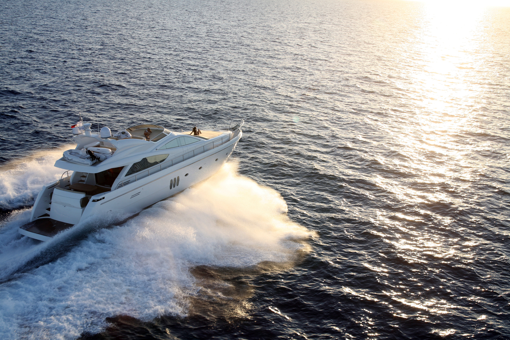 Luxusná jachta pripravená na dovolenku zakotvená v prístave pri západe slnka.