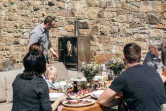 Kávové zrná a údené špeciality pripravené na stole ako gurmánsky zážitok