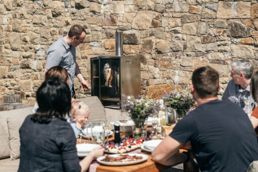 Kávové zrná a údené špeciality pripravené na stole ako gurmánsky zážitok