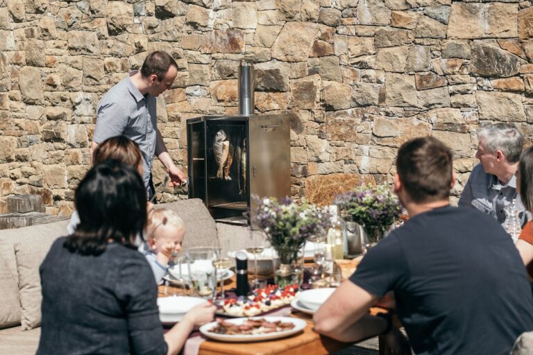 Kávové zrná a údené špeciality pripravené na stole ako gurmánsky zážitok