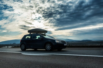 Poškodený strešný box s prasklinou a opotrebovaným tesnením