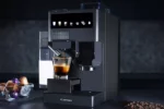 Kávovar Catler pripravujúci čerstvé espresso v modernej kuchyni.