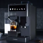 Kávovar Catler pripravujúci čerstvé espresso v modernej kuchyni.