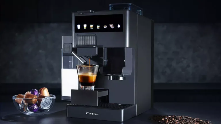 Kávovar Catler pripravujúci čerstvé espresso v modernej kuchyni.